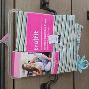 TRULFIT WOMEN CAPRI KNIT PANTS